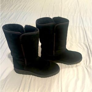 Ugg Classic II Boots- Women’s 8 in Excellent Condition!! Black w/ black lining